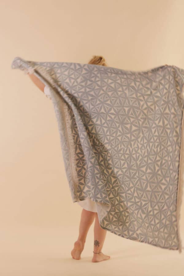 Manta Ananda Devi Gris - Imagen 3