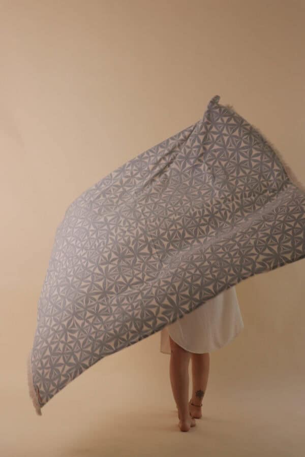 Manta Ananda Devi Gris - Imagen 5